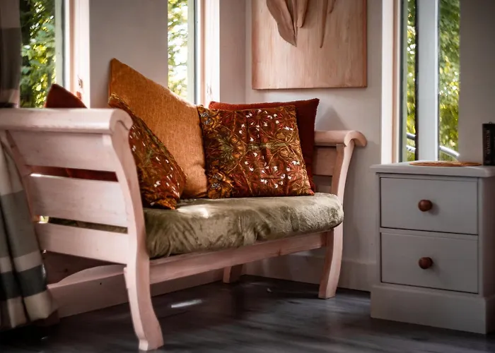 The Cwtch - Woodland Cabin With Country Views!