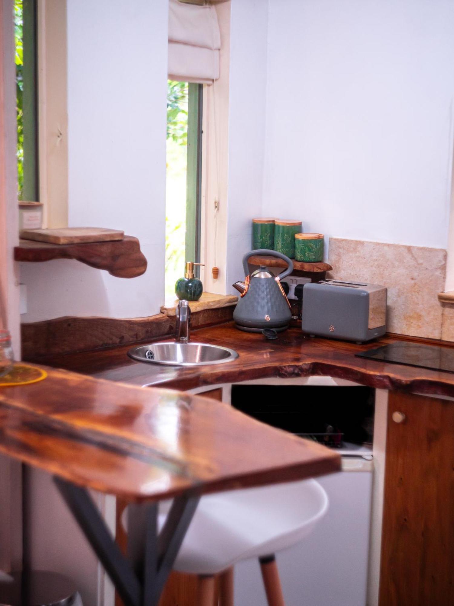 The Cwtch - Woodland With Country Views! Chalet Begelly