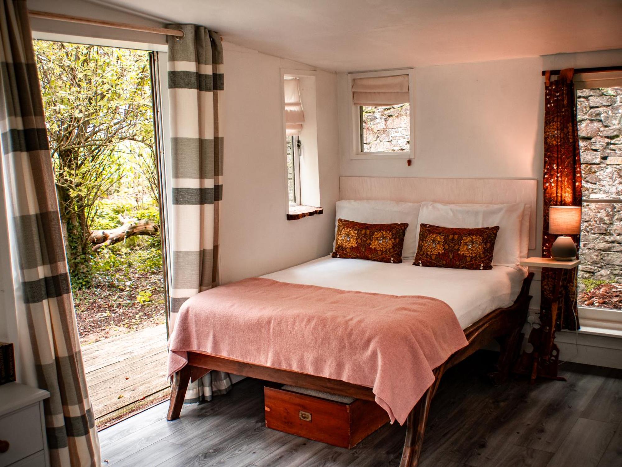 The Cwtch - Woodland With Country Views! * Begelly